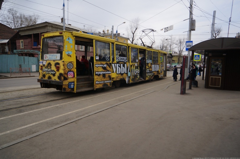 Трамвай № 140 стоит на остановке Музей Декабристов