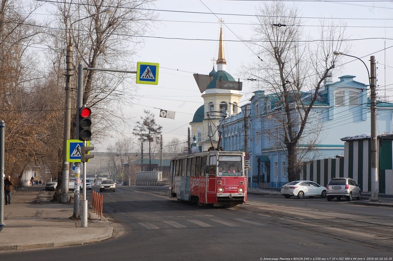 Трамвай № 206 на фоне храма