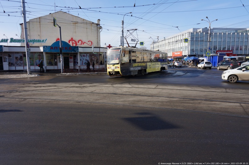 Трамвай № 223 въезжает на улицу Партизанскую