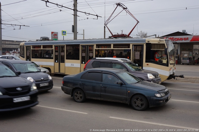Трамвай № 244 на улице Фридриха Энгельса