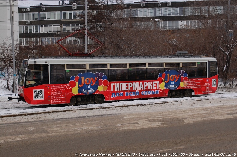 Трамвай № 250 напротив танка