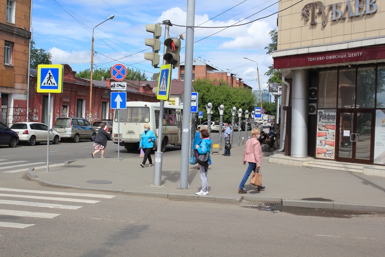 Автобусная остановка у ТЦ Рублёв в 2020 году