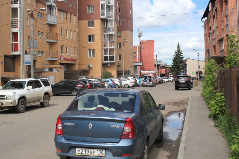 Проезд между домами без названия