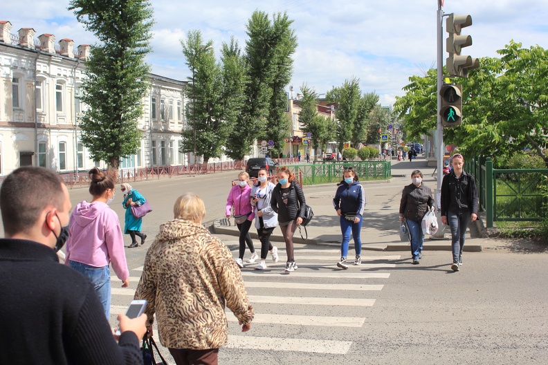 Люди в масках на улицах 2020