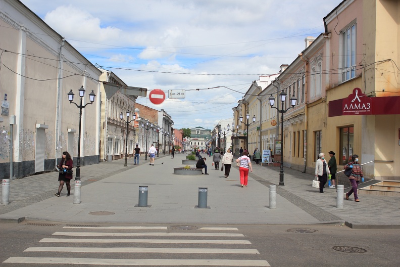Улица Урицкого в 2020 году и люди в масках