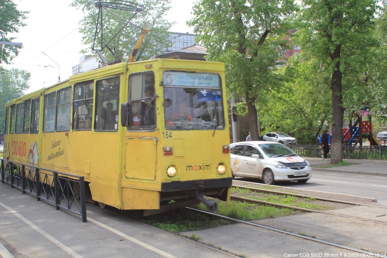 Трамвай № 164 на улице Декабрьских Событий в 2023 году