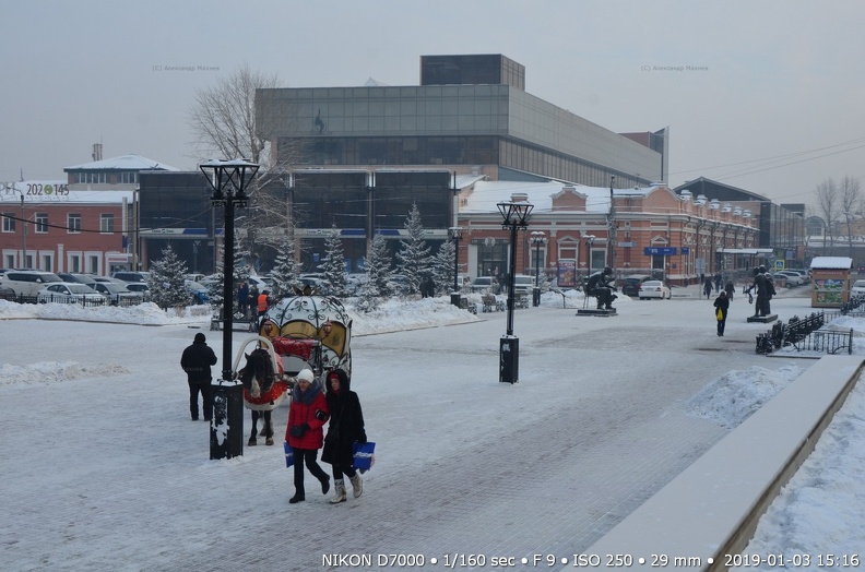Новогодняя площадь возле иркутского цирка 2019
