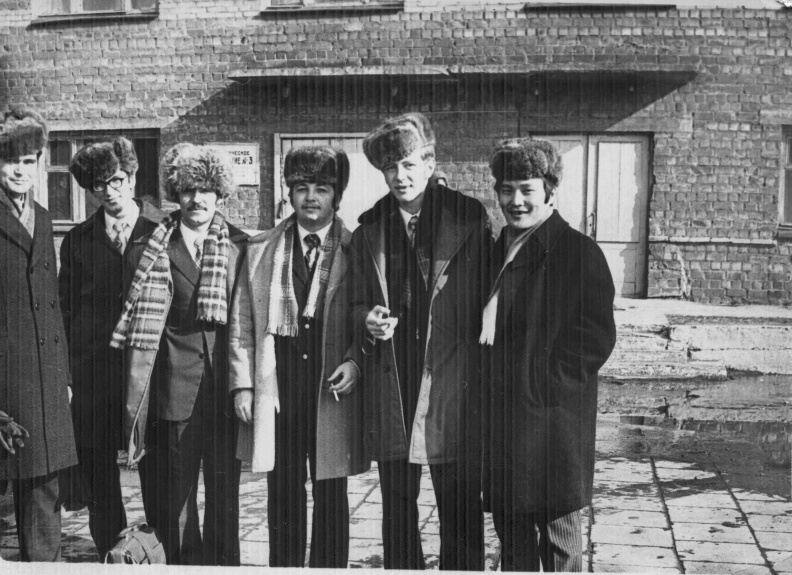 Геннадий Махнев второй слева