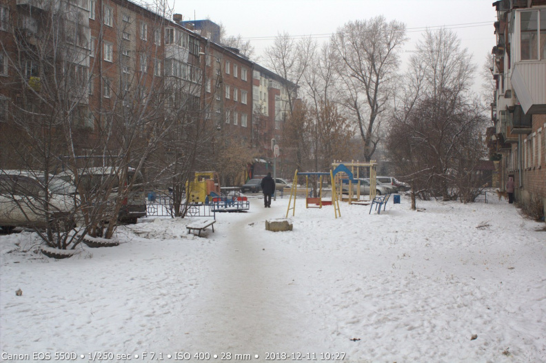 Двор с детской площадкой за Подаптечной 2