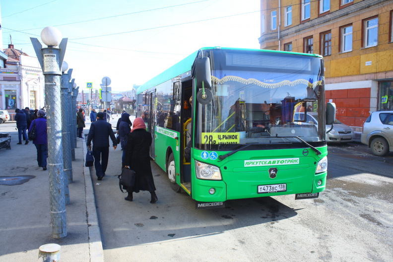 Новенький зелёненький автобус