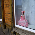 Кукла в окне на Карла Либкнехта