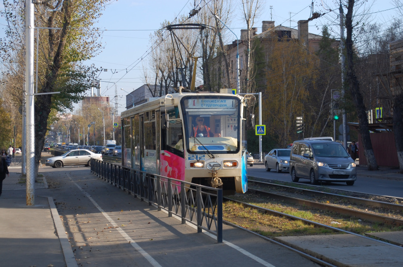 Трамвай № 212 едет в сторону остановки Музей Декабристов