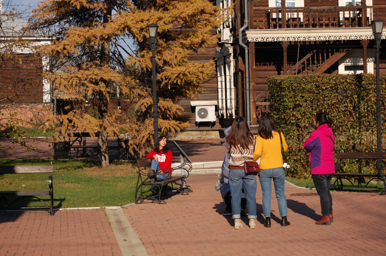 Китайцы фотографируются во дворе музея