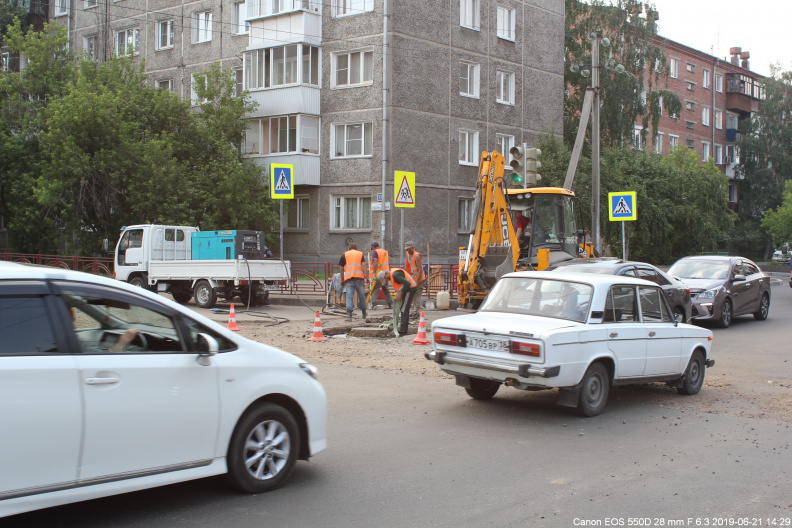 Ремонтные работы на перекрёстке Уткина и Подаптечной