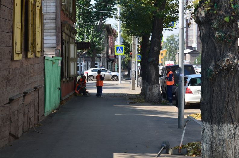 Работают дворники на Декабрьских Событий