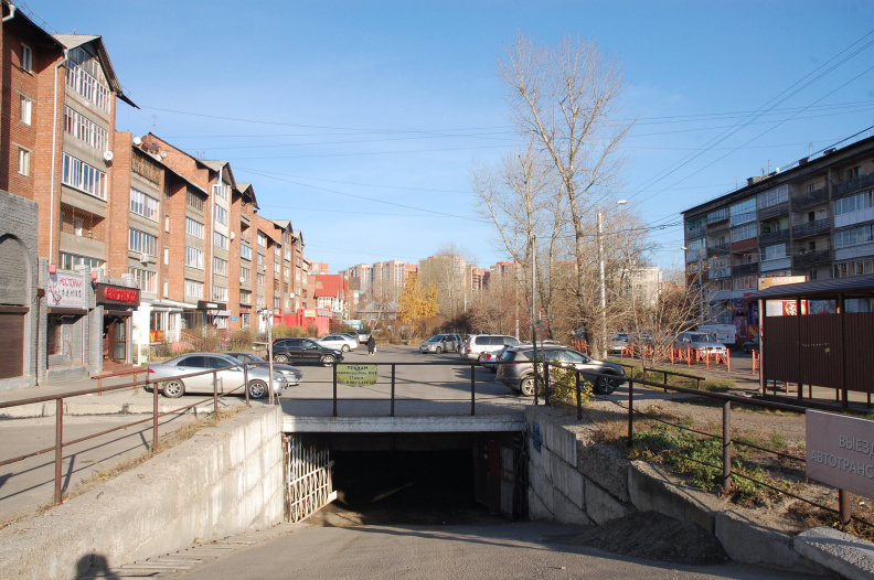 Въезд в подземный гараж на Волжской