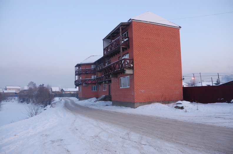 Трёхэтажное здание на Андреева