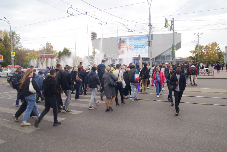 Народ толпой прёт на митинг к Дворцу спорта