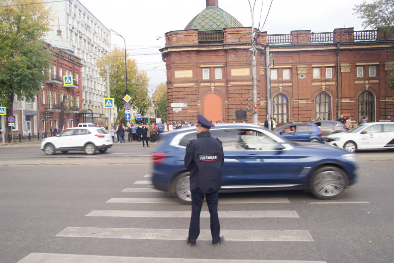 Полиция охраняет провластный митинг