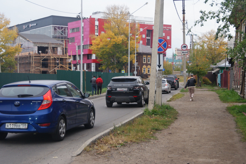 Улица Подгорная с видом на торговые центры