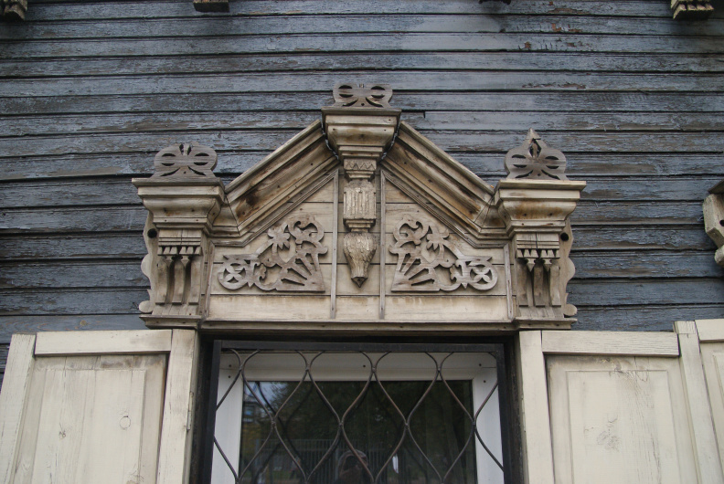 Резное украшение наличников дома