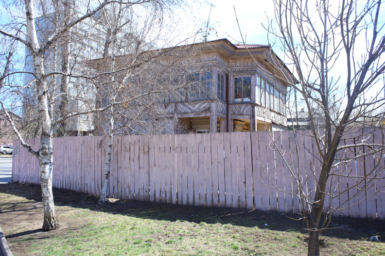 Розовый дом 58 по улице Декабрьских Событий