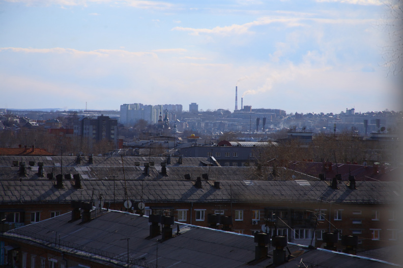 Вид над крышами на трубы Ново-Иркутской ТЭЦ