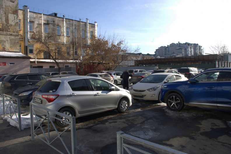 Автостоянка у здания службы связи ФСБ