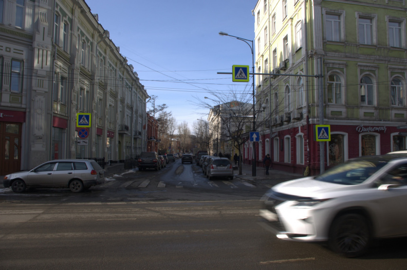 Улица Сухэ-Батора от улицы Карла Маркса