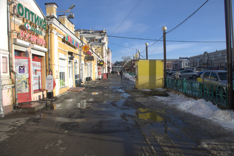 Улица Чехова у автостоянки Центрального рынка