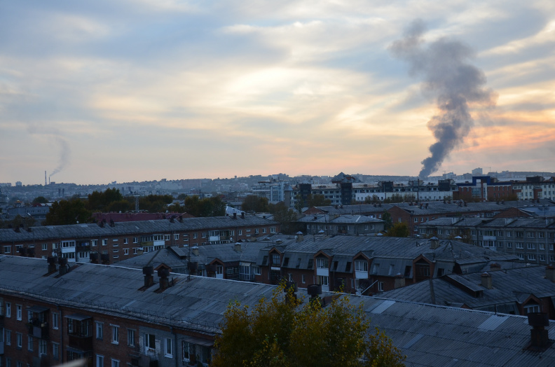 Дым от пожара в Иркутском ТЮЗе 2021 год