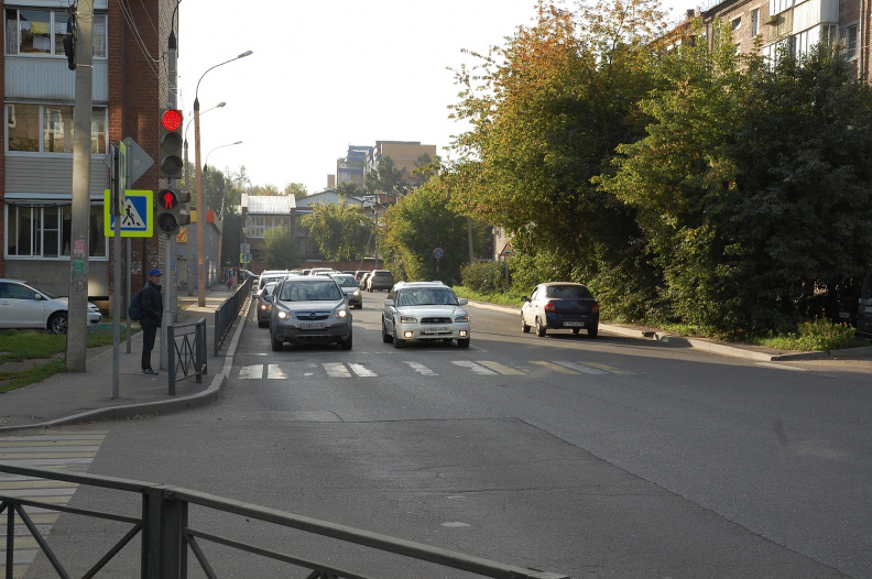 Улица Подаптечная у перекрёстка с улицей Уткина