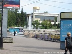 Дворец бракосочетаний, фонтан и самокаты