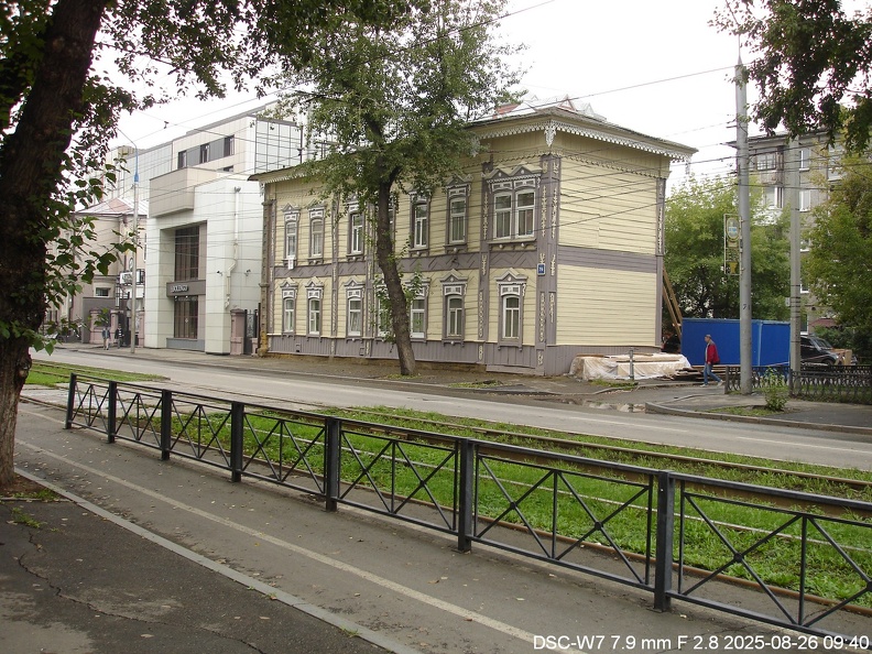 Дом на Декабрьских Событий 76 в другом ракурсе