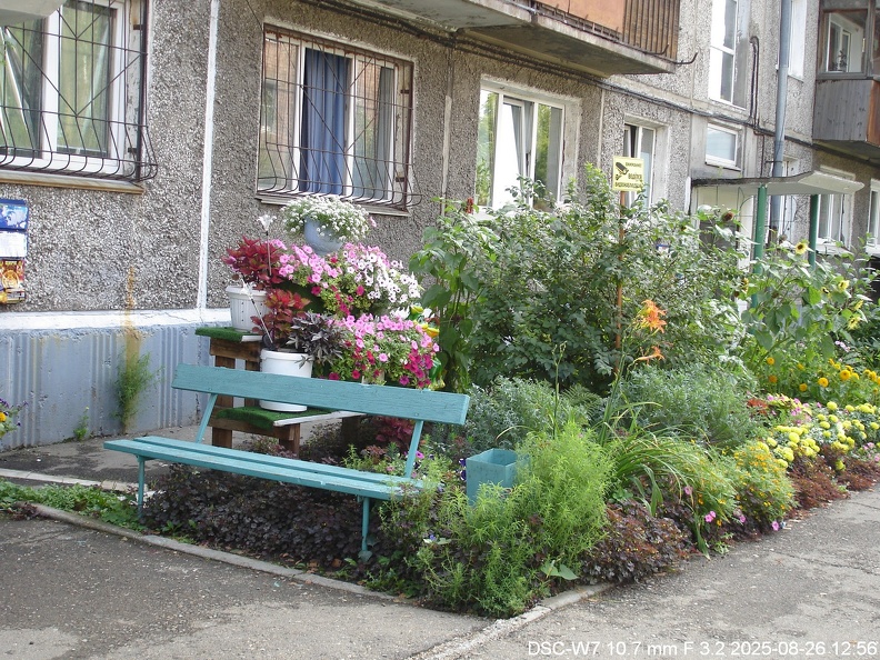 Клумба у хрущёвки на Иосифа Уткина