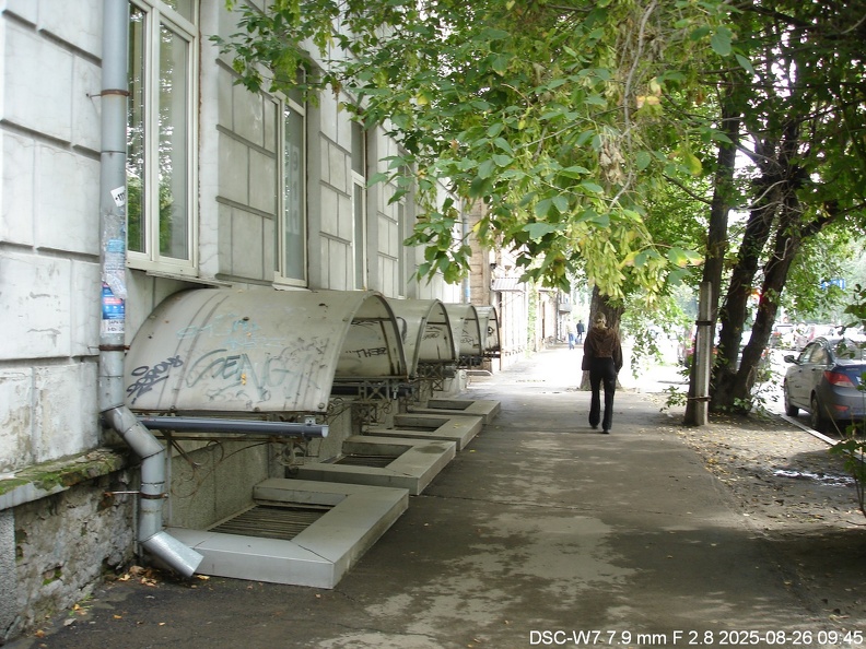 Окна цоколя на улице Дзержинского