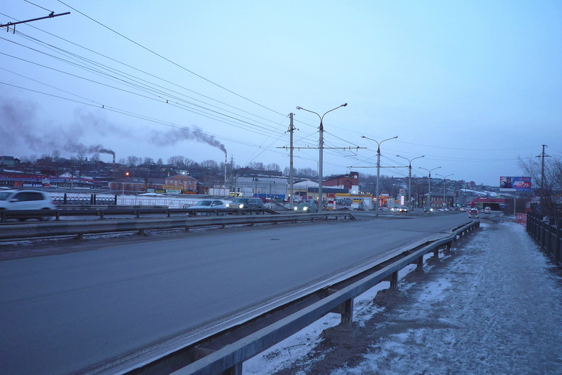 Вид на СИЗО с Ушаковского моста в сумерках зимой