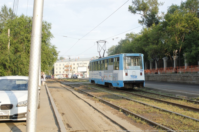 Трамвай № 169 подъезжает к танку