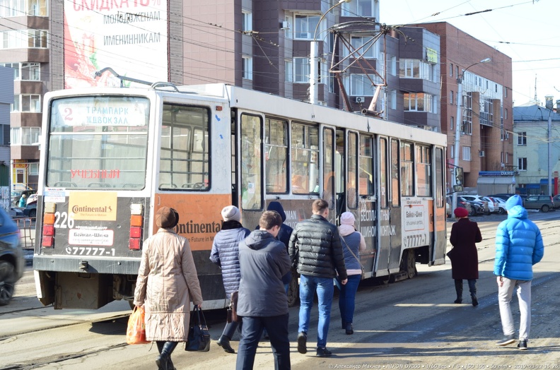 Трамвай № 226 на остановке Пискунова