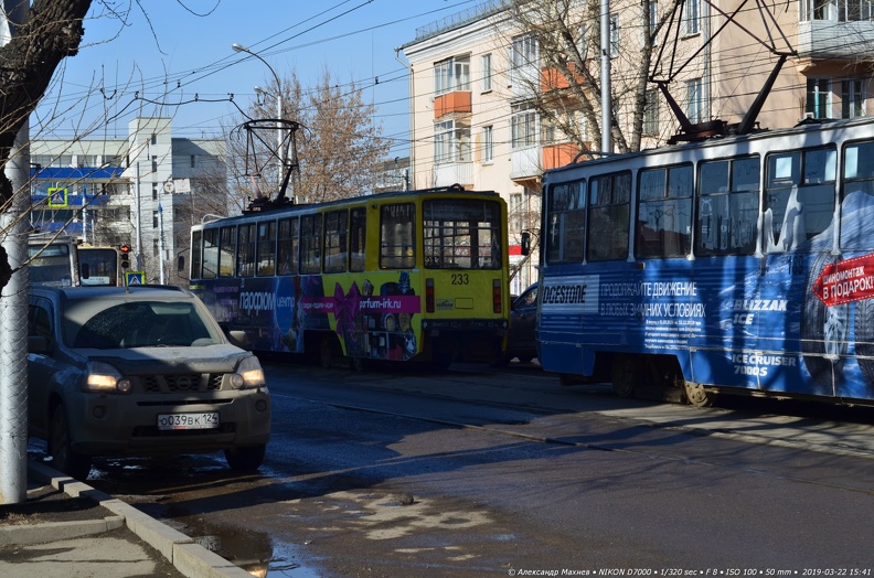 Трамвай № 233 на остановке 1-я Советская