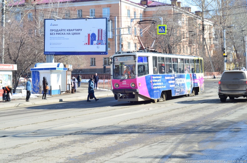 Трамвай № 233 на перекрёстке