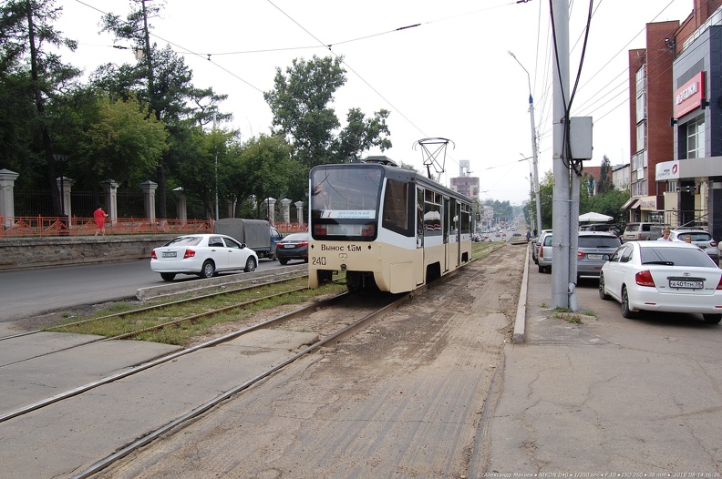 Трамвай № 240 едет в сторону Площади Декабристов