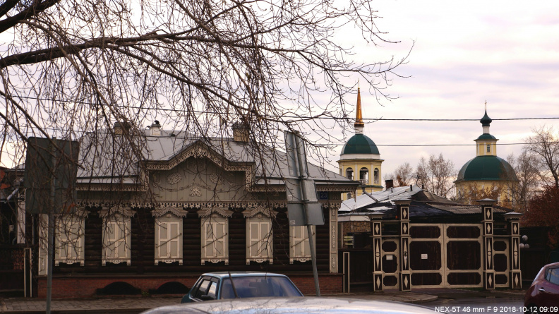 Дом 23 по улице Фридриха Энгельса с видом на церковь