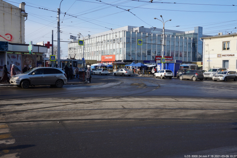 Торговый комплекс вид с перекрёстка с Партизанской