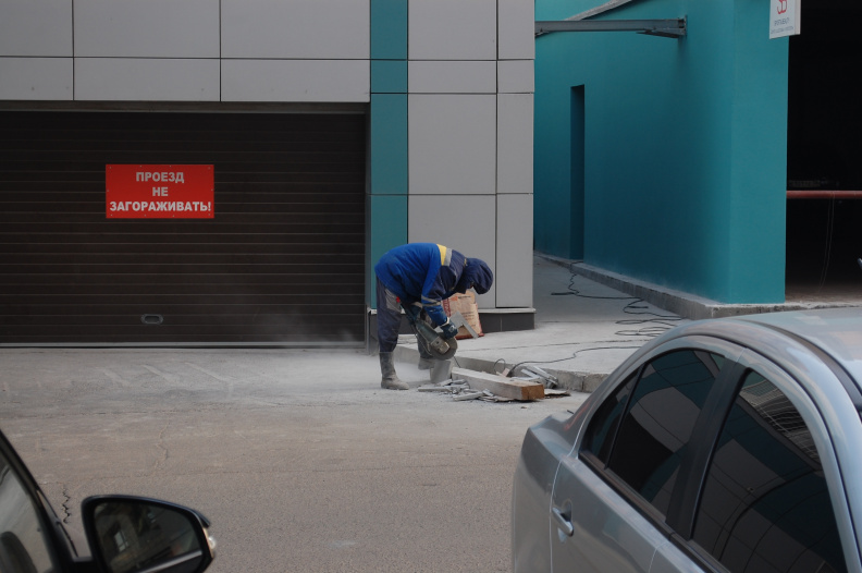 Пилёж бордюров вручную на улице