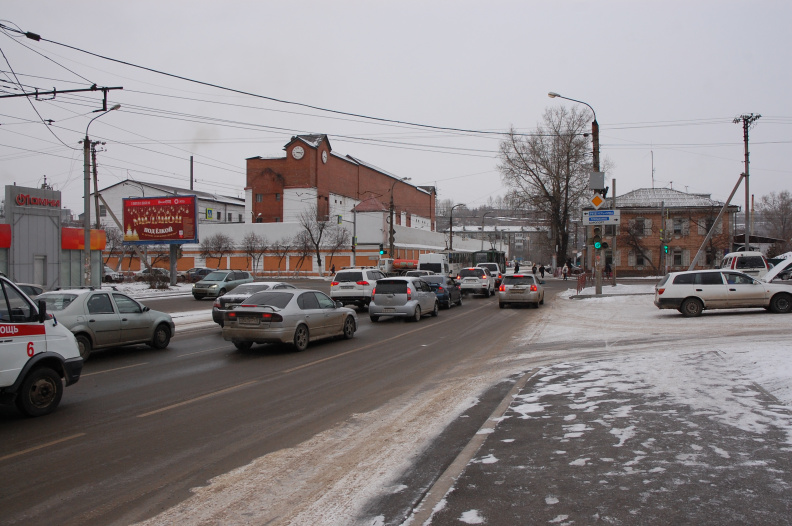 Улица Энгельса, вид на перекрёсток с Баррикад