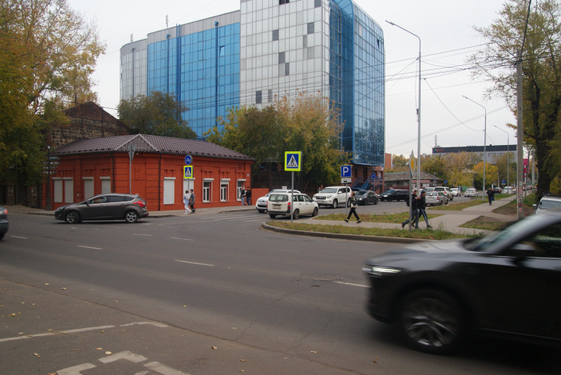 Дом 28 по улице Горной и бизнес-центр Зеркальный