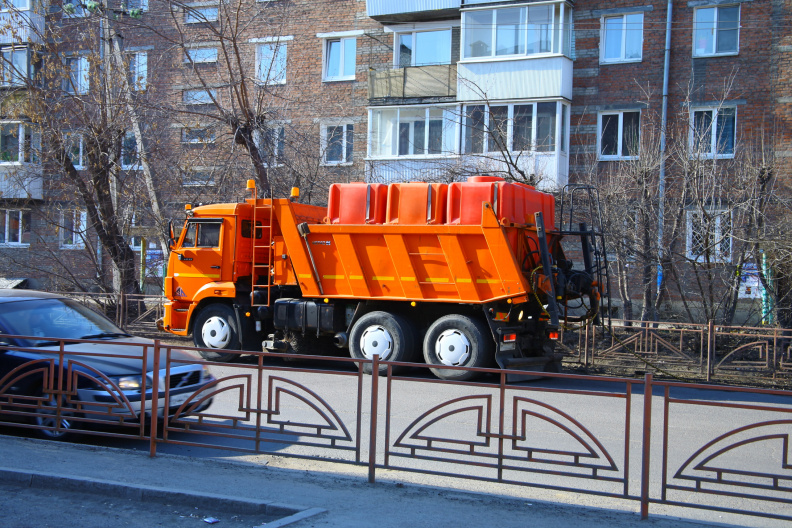 Машина с водой для мытья ограждений