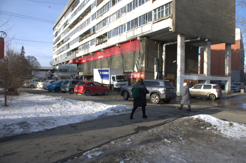 Теперь в правом крыле бумеранга магазин для алкоголиков.jpg