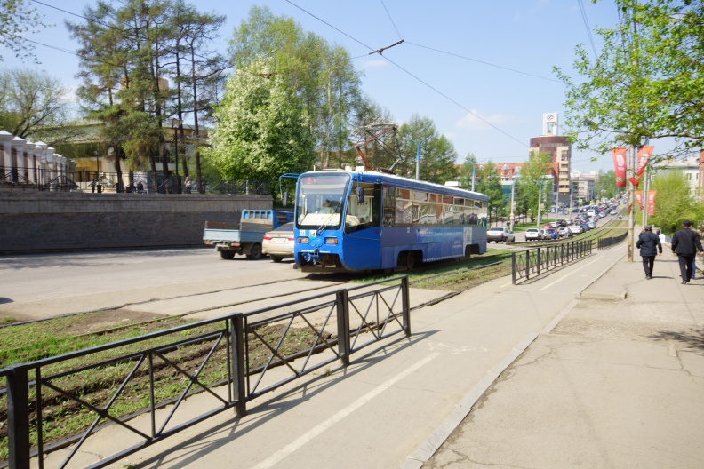 Трамвай № 223 забирается на горку по Декабрьских Событий